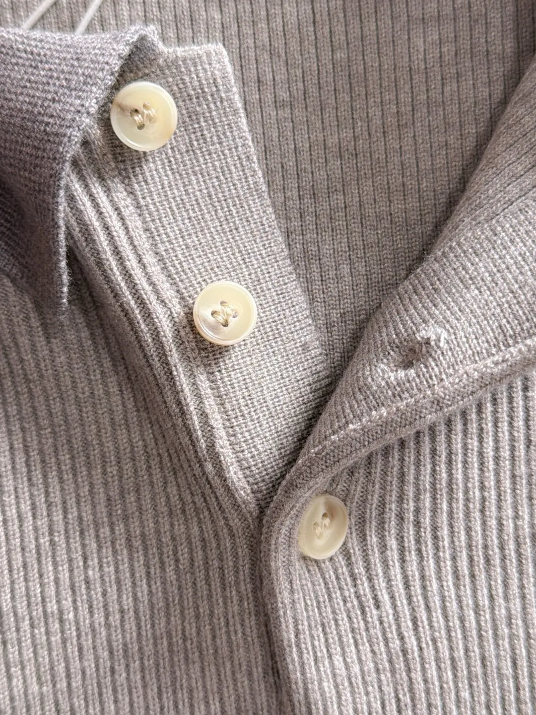 Next day shipping LP 2041 Autumn and Winter latest sweaters from the official website, on sale at the counter at the same time Hot Sale! Specially made of wool blended fabric. It feels comfortable and can be directly in contact with the skin. The logo badge is exquisitely embroidered, which is extremely eye-catching! The details highlight the fashionable charm of big brands. Exquisite workmanship. Three-dimensional cutting style. The wearing effect is invincible and handsome! All three standards are complete! Sizes:M-3XL